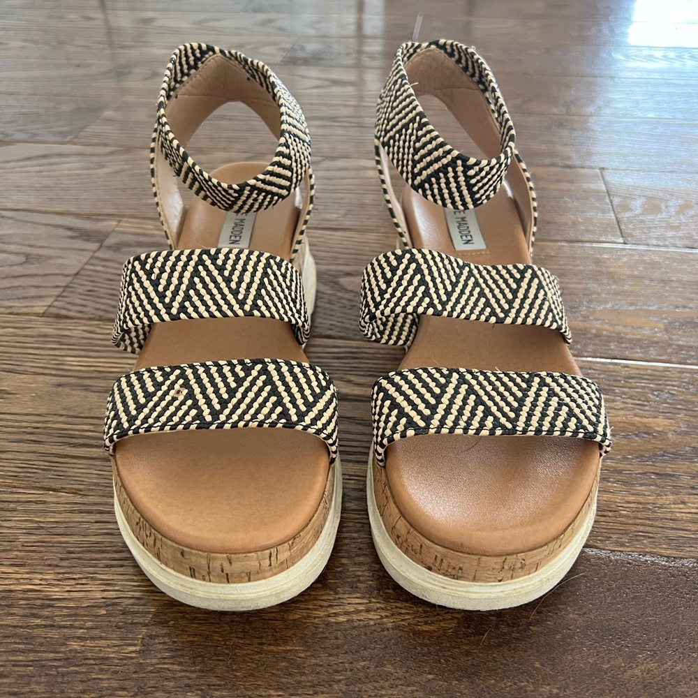 STEVE MADDEN Bandi Sandal in Black/Tan. Size 8.5.